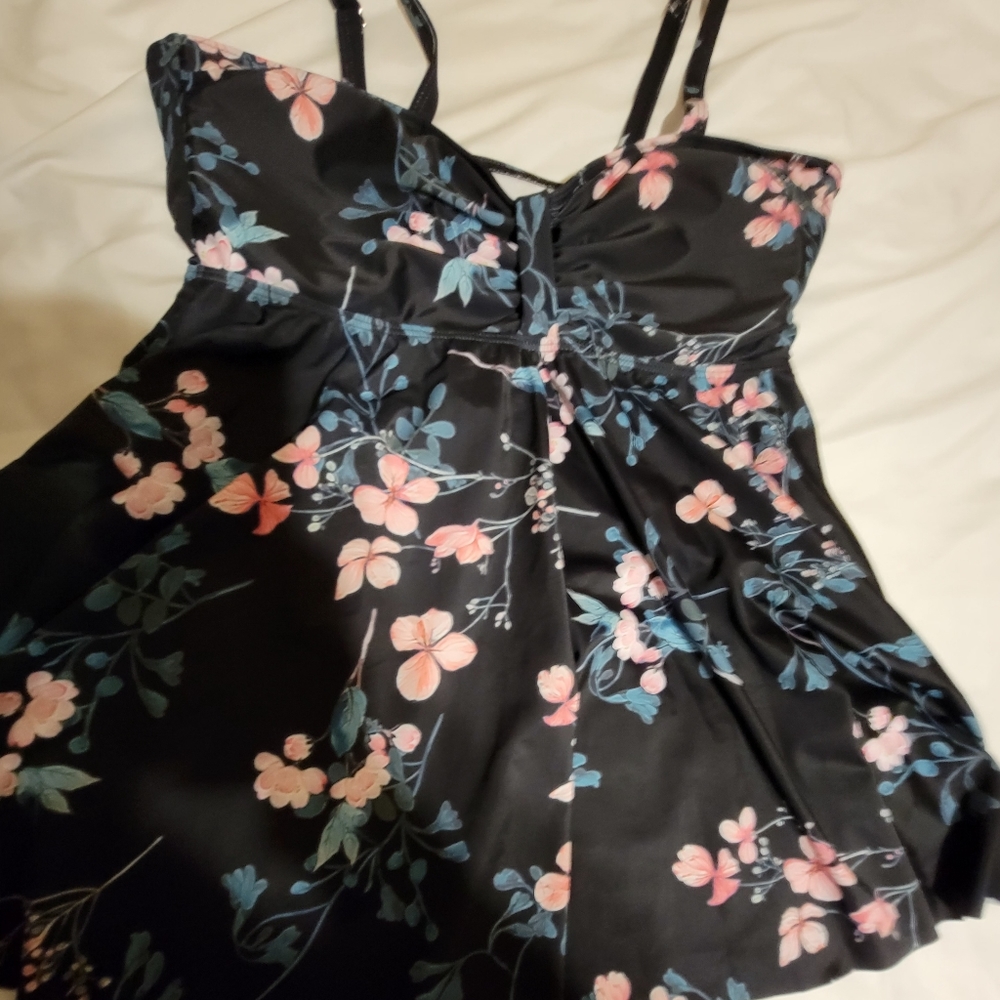 Swimsuit - Picture 2 of 4